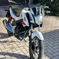 Honda CB125f bianca
