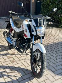Honda CB125f bianca