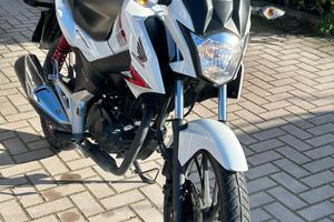 Honda CB125f bianca