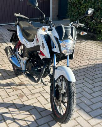 Honda CB125f bianca