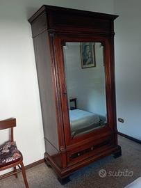 Armadio antico con specchio