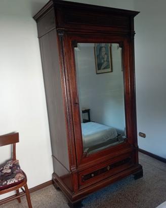 Armadio antico con specchio