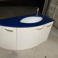 Mobile lavandino bagno con rubinetto e top pietra