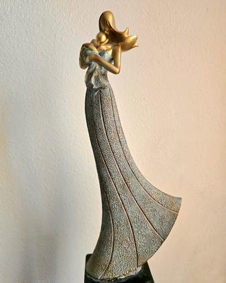 Statuetta moderna donna con bambino
