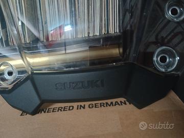 parabrezza cupolino Suzuki + carica batteria moto 