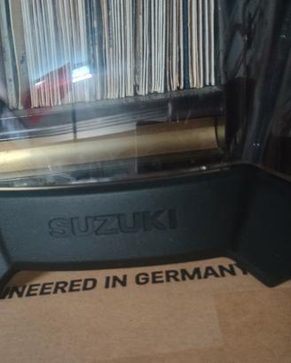 parabrezza cupolino Suzuki + carica batteria moto 