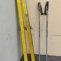 Scii da fondo vintage con racchette (marca Austri