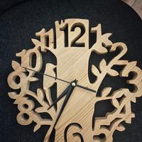 Orologio in legno artigianale intagliato