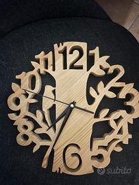 Orologio in legno artigianale intagliato