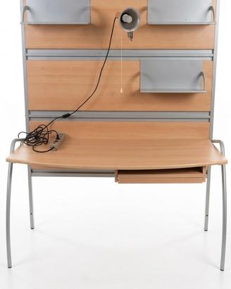 scrivania con scaffalatura integrata e lampada 