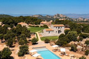 Tenuta con 10 posti letto e piscina in esclusiva