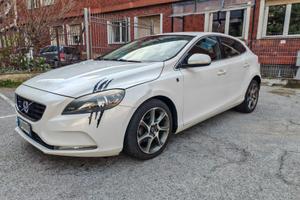 Volvo v40 full accessoriata ok neopatentati 