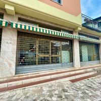 NUVOLERA,NEGOZIO CON GRANDI VETRATE,
