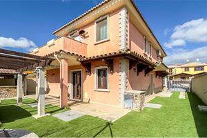 Villa unifamiliare con giardino su quattro lati