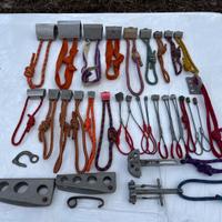 Assortimento ancoraggi da arrampicata usati