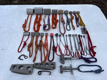 Assortimento ancoraggi da arrampicata usati