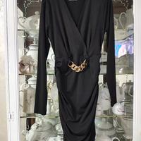 vestito nero con catena 