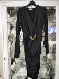 vestito nero con catena 