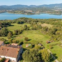Porzione di casolare sul lago