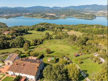 Porzione di casolare sul lago