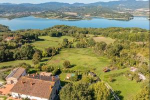 Porzione di casolare sul lago