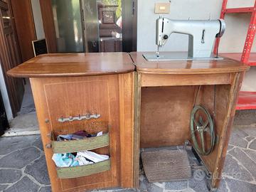 macchina da cucire funzionante anche se datata.