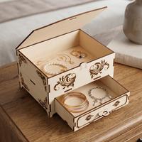 Portagioie in legno intagliato al laser.