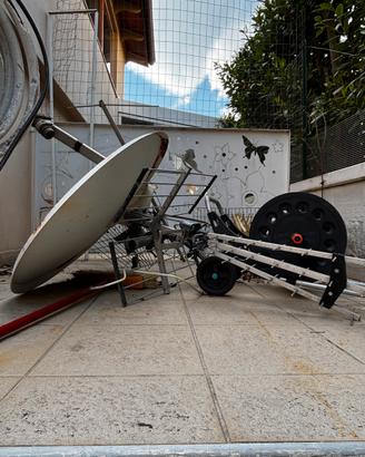 4 antenne TV di cui 1 parabolica
