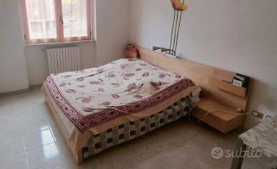 Letto matrimoniale con comodini, rete e materasso