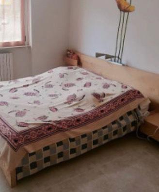 Letto matrimoniale con comodini, rete e materasso