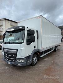 Autocarro DAF LF 230 furgonato con sponda