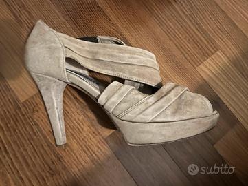 Scarpa intrecciata con plateau beige