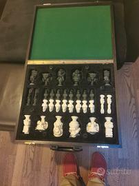 scacchiera e scacchi grandi 