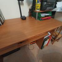 scrivania colore noce