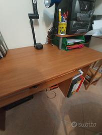 scrivania colore noce