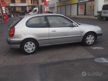 auto toyota corolla 3 p