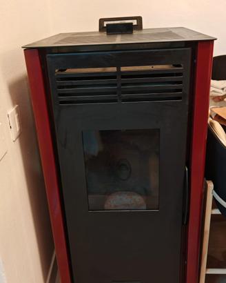 Stufa a pellet ventilata Invicta 7.3 kW - Rossa Bo