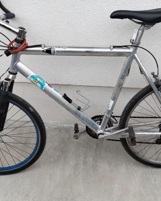bici mtb in alluminio
