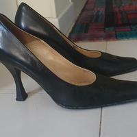 Décolleté in pelle nera e suola in cuoio. 