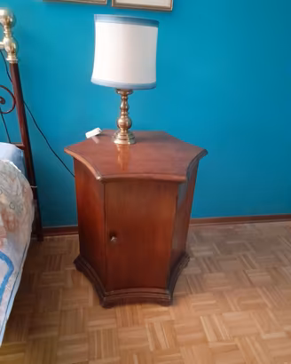 comodino a base esagonale color noce