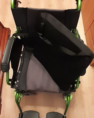 Carrozzina per adulti non deambulanti