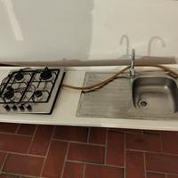 lavastoviglie, cappa, lavello inox e piano cottura