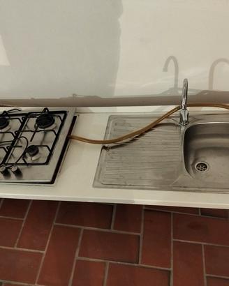 lavastoviglie, cappa, lavello inox e piano cottura