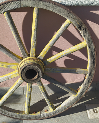 Antica ruota in legno