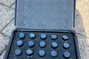 Dadi neri lucidi per cerchi originali Range Rover