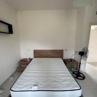 stanza da letto con materasso