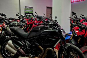 Ducati Diavel DARK CARBON 2011 KM 13000 NUOVA