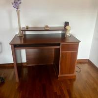 Scrivania con cassetto retraibile