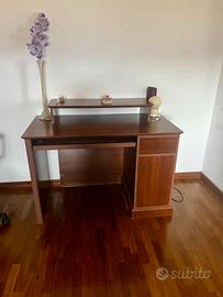 Scrivania con cassetto retraibile