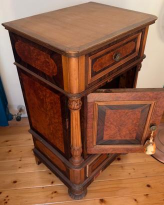 Comodino vintage in legno intarsiato
